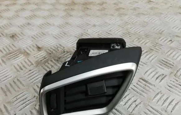 Nissan Qashqai Dashboard side air vent grill/cover trim