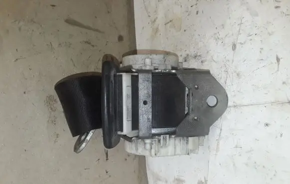 Ford Focus Front seatbelt 33026462