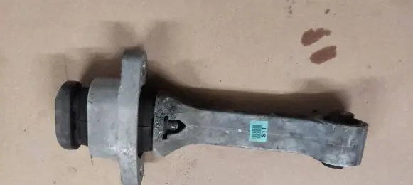 Hyundai Santa Fe Engine mount bracket