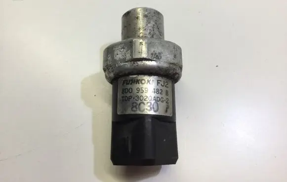 Volkswagen PASSAT B5 Air conditioning (A/C) pressure sensor 8D0959482B