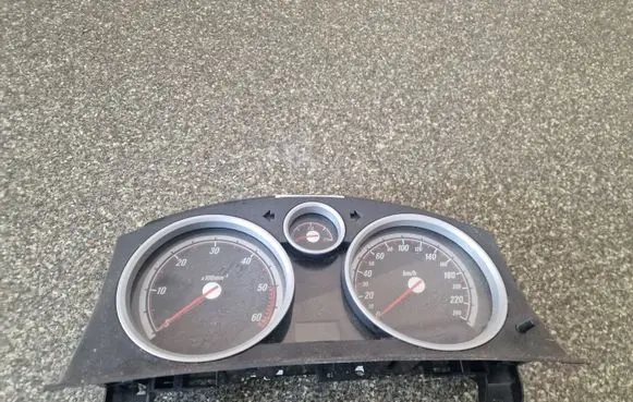 Opel Zafira B Speedometer (instrument cluster) 13267520