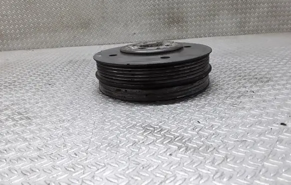 Volkswagen PASSAT B5 Crankshaft pulley 038105243F