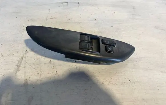 Toyota Yaris Electric window control switch 0114P31