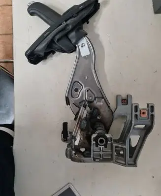 Opel Astra K Hand brake release handle 39021649