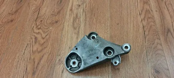 Engine mounting bracket
