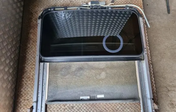 Cadillac Escalade Sunroof set 510LQ906703297 0061027PASS3 25775395