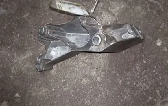 Audi A4 S4 B6 8E 8H Engine mounting bracket 8E0199307A