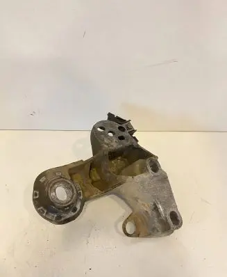 Audi A4 S4 B7 8E 8H Engine mounting bracket 8E0199352F