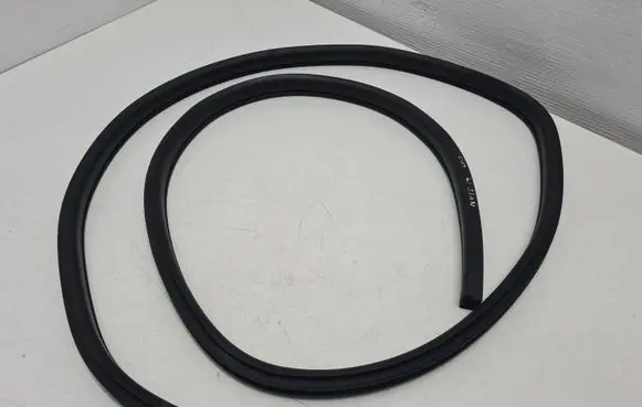 Nissan Note (E12) Rear door rubber seal (on body) 