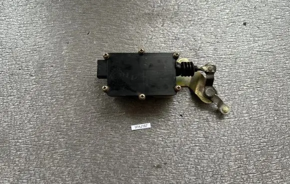 Mitsubishi Pajero Rear door lock MB422958