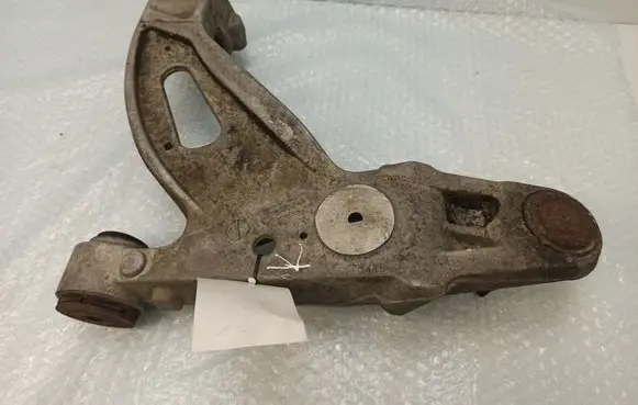 Cadillac CTS Front lower control arm/wishbone 25700355