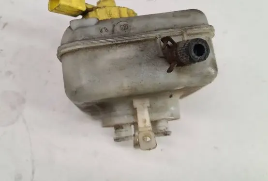 Volkswagen Golf IV Master brake cylinder L481402