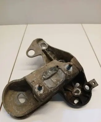 Audi A4 S4 B7 8E 8H Engine mounting bracket 8E0199352F