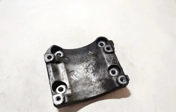 Engine mounting bracket