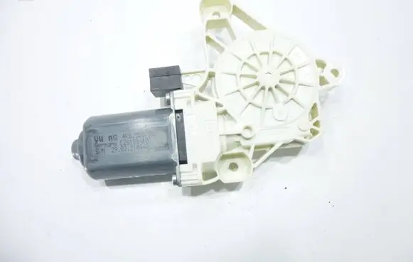 Volkswagen PASSAT B8 Front door window regulator motor 4K0959802 C28128101 210440241750