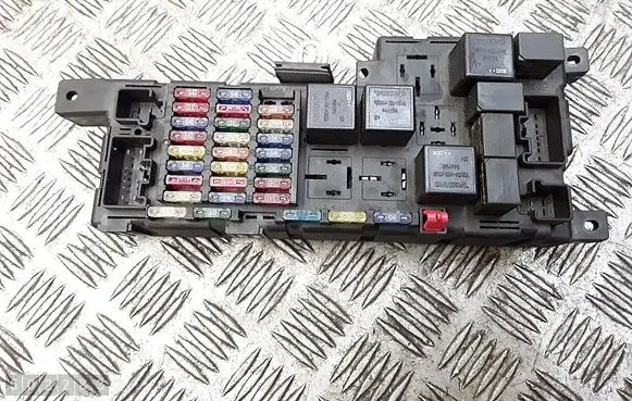Volvo V70 Fuse module 8637841