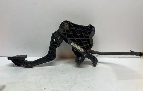 Volkswagen Touran I Clutch pedal 1T1721059BF