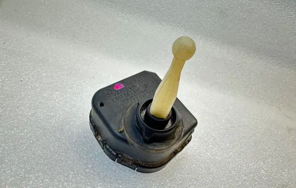 Volkswagen PASSAT B5 Headlight level adjustment motor 4D0941295 VAD12V664 0307852315