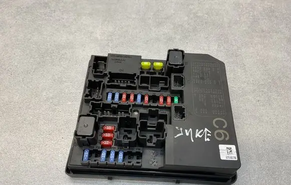 Nissan Juke I F15 Fuse module 284B71KJ0K