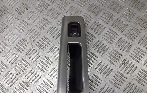 Volvo V50 Quarter vent window switch 8663819