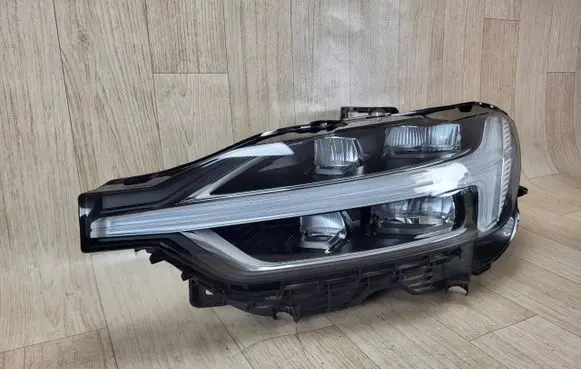 Volvo XC60 Headlight/headlamp 32133548