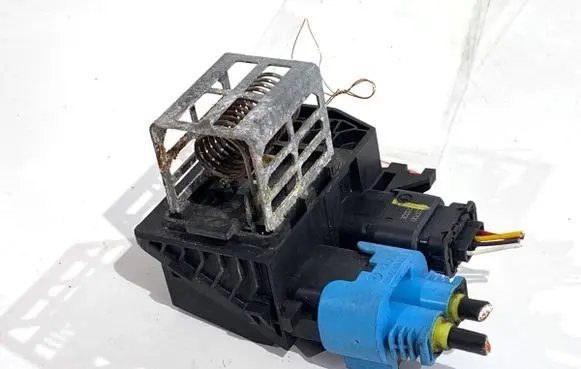 Peugeot 308 SW Fan control module 9847019780