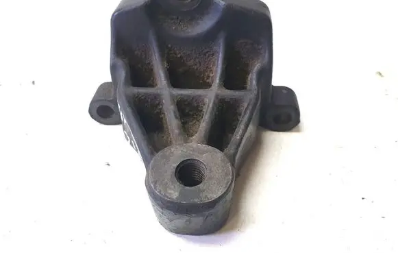 Engine mounting bracket