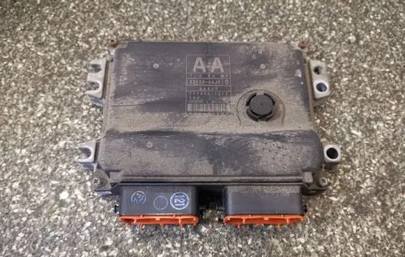Suzuki Grand Vitara II Engine control unit/module 3392064J0