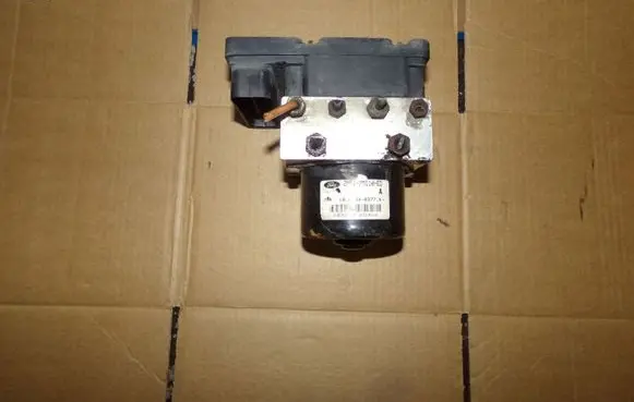 Ford Focus ABS Pump 2M512M110ED