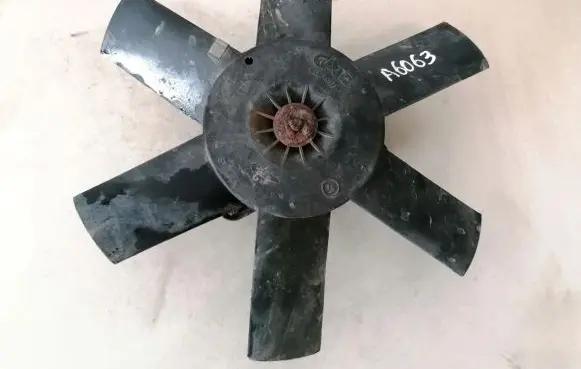Radiator cooling fan shroud