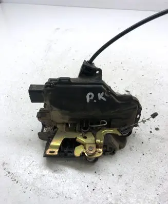 Volkswagen PASSAT B5.5 Front door lock 3B1837015A