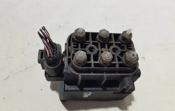 Mercedes-Benz R W251 Air suspension valve block 2513200058BBG A2513200058