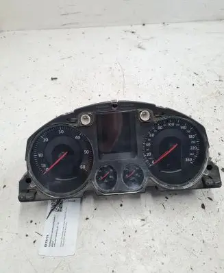 Volkswagen PASSAT B6 Speedometer (instrument cluster) 3C0920870Q