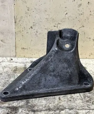 Engine mounting bracket
