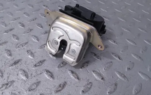 Suzuki Swift III Tailgate/trunk/boot lock/catch/latch 8251052R22