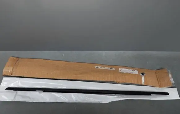Mercedes-Benz GLC C253 Front door glass trim molding A2537207705