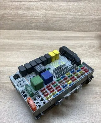 Opel Zafira A Fuse module 24412497