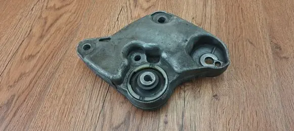 Engine mounting bracket