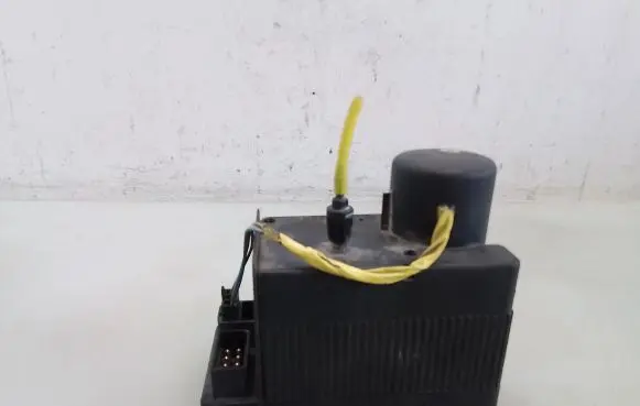 Mercedes-Benz C W203 Central locking vacuum pump 0132006344