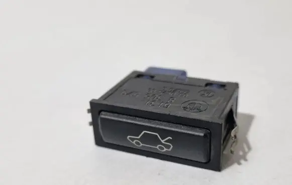 BMW 5 E39 Tailgate opening switch 8365579 61318365579 03052500