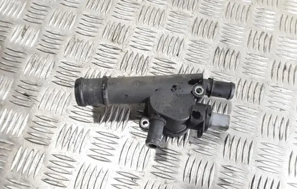Volkswagen PASSAT B6 Engine coolant pipe/hose 038121132D