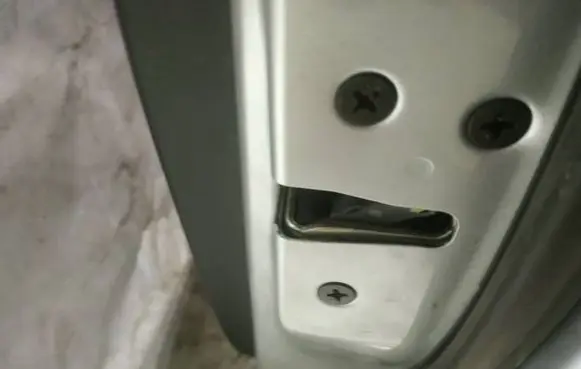 Mazda 5 Front door lock