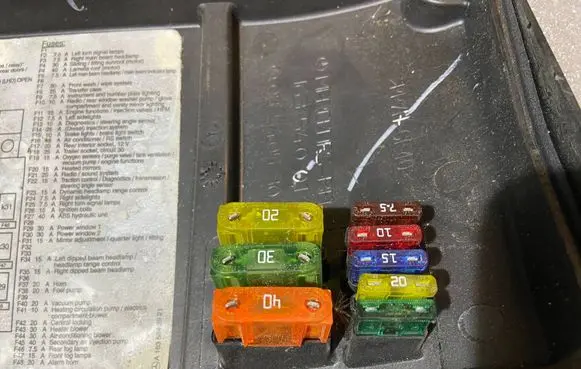 Mercedes-Benz ML W163 Fuse box set 1635400182 A1635400182