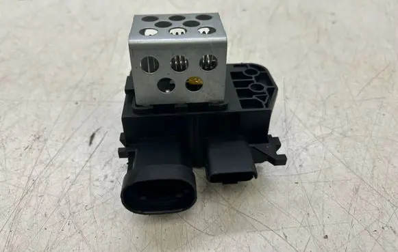Peugeot 308 Coolant fan relay 
