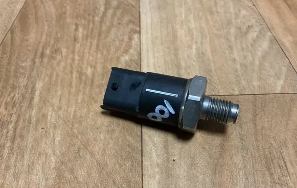 BMW 5 E39 Fuel pressure sensor 0281002475 020116 28418006376