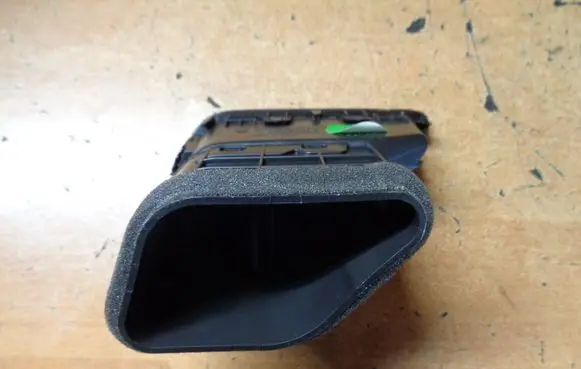 Opel Karl Quarter panel pressure vent 95250708