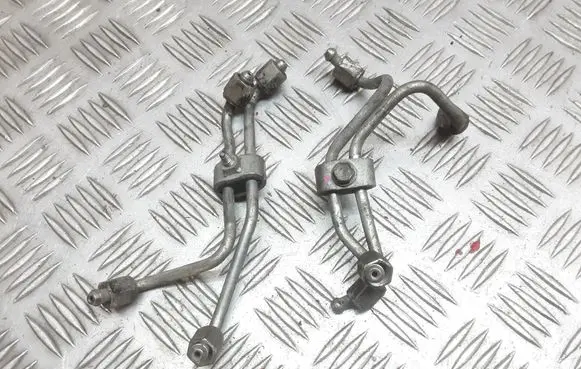 Toyota Avensis T250 Fuel injector supply line/pipe 