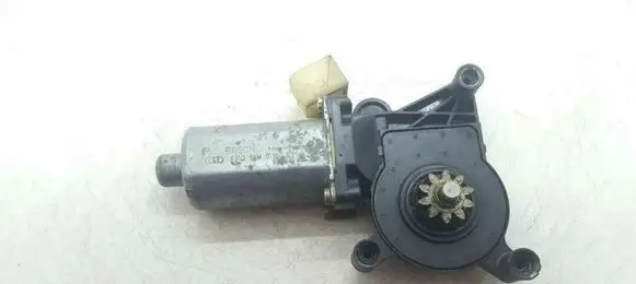 Mercedes-Benz E W210 Front door window regulator motor 0130821708