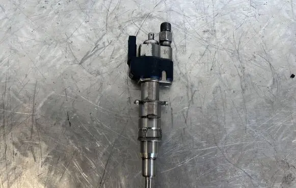 BMW X5M E70 Fuel injector 7585261