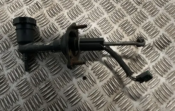 Jeep Cherokee XJ Clutch master cylinder 